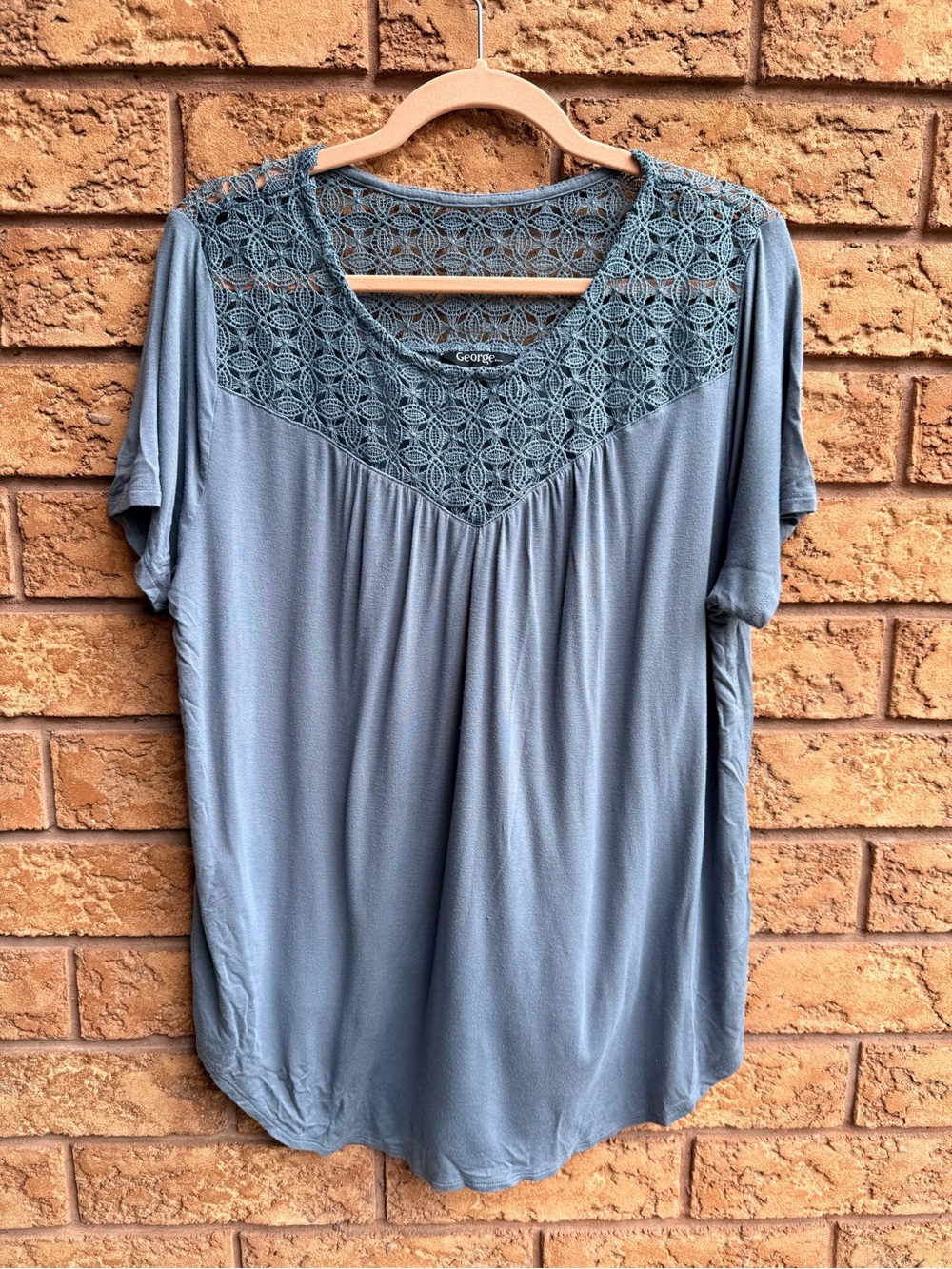 💫10/$25 • George Crochet Detail Pleated Top